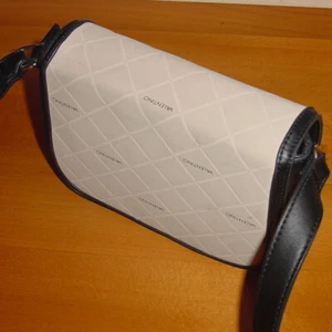 Valentino Leder-Handtasche schwarz/beige (gebraucht aus 2024) - Bild 1 von 3