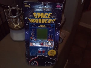 SPACE INVADERS VIDEOJUEGO ARCADE PORTÁTIL ANTIGUO STOCK TIENDA DE JUGUETES NUEVO SIN USAR, EN CAJA 2016 - Imagen 1 de 15