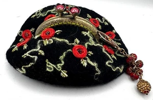 Wollfilz Beutel Geldbörse Handarbeit Boho schwarz Blumen Rosen französische Spitze Anhänger - Bild 1 von 11