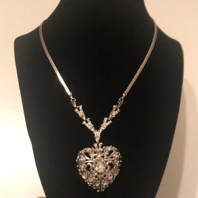 💎✨ Collar Colgante Corazón Vintage Tono Plata | Acento Diamantes de Imitación Foto 1 de 4