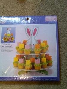 NEU IN VERPACKUNG WILTON BUNNY LECKERLI & EIER STÄNDER 2-STUFIGER LECKERLI STÄNDER 10" BREIT X 11,25" HOCH - Bild 1 von 1