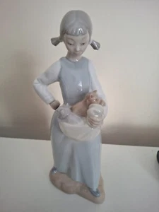 Lladro 'Girl with Kittens / Cats in her Apron' Nao Figurine lovely condition - Picture 1 of 12
