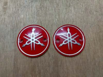 YAMAHA YA6-YD3-YDS3-YDSM-YDT1-YJ1-YJ2 EMBLEMAS TANQUE GASOLINA ROJO NUEVO JAPÓN 1 PAR  Foto 1 de 4