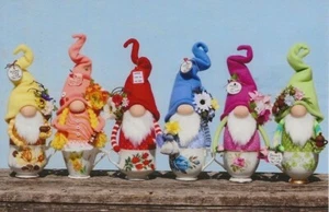 Stoff Volkskunst Puppe Muster "Teetasse Wichtel" von Ginny Lettorale - Bild 1 von 3