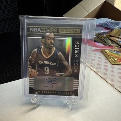 2014-15 NBA Hoops - Hot Signatures Russ Smith #97 (AU, RC)💥💥💥💥 - Image 1 of 2