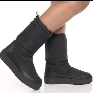New La Canadienne Elisha Pull On Lined Boots, Black, Size EU40/US 9-9.5 NWOT - Picture 1 of 8