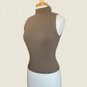 The Drop Karolina ärmellos hoher gerippter Pullover Tanktop mit Stehkragen oliv Small  - Bild 1 von 15