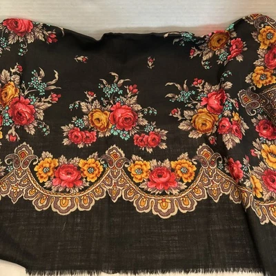 Квадратный женский шарф с цветочным рисунком с маленькой бахромой красные желтые розы на черном - Изображение 1 из 3