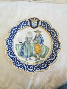 Vintage französische Quimper Keramik 10" Teller mit gewelltem Rand - Mann und Frau - Bild 1 von 8
