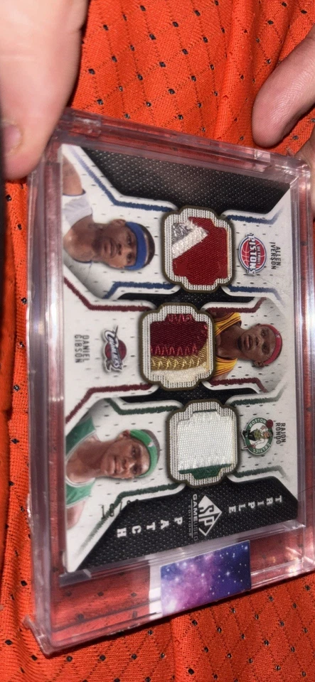 Parches triples usados del juego Upper Deck SP 2009-10 Allen Iverson, Gibson, Rondo 10/60 Foto 1 de 4