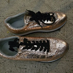 Shoedazzle STACIA Sneakers Donna 8,5 Oro Rosa Metallizzato Stringate Plateau Imbottite - Foto 1 di 6