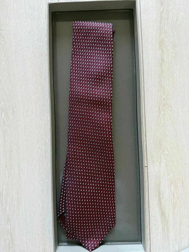 Corbata a lunares de seda borgoña 85 cm de ancho para hombre usada Foto 1 de 1