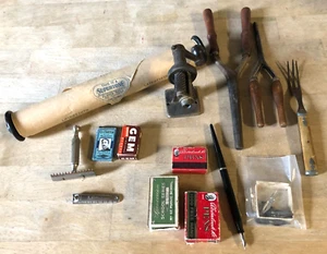 Lot d'objets ménagers anciens tiroirs poubelle - rasoir et lames, stylos, fourchette, rouleau piano - Photo 1/7