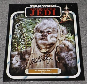 Michael Henbury Firmado Personalmente a Mano Autógrafo 10X8 Foto Guerra de las Galaxias Ewok Regalo - Imagen 1 de 2