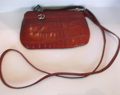 Bandolera organizadora de cuero granulado en relieve Brighton rojo cocodrilo Foto 1 de 4