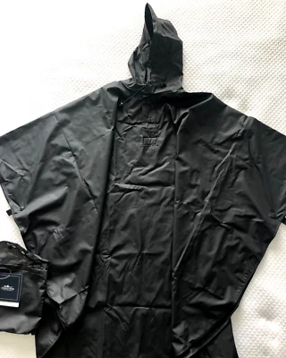Poncho de lluvia con capucha Charles River con portador negro talla única mangas cerradas a presión Foto 1 de 4