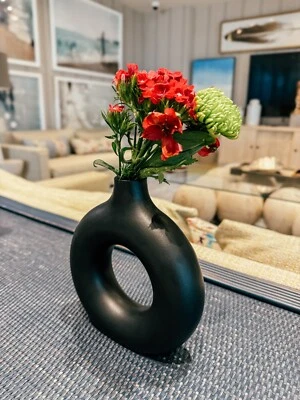 Jarrón grande negro liso Ikebana: florero único y moderno de cerámica para donas Foto 1 de 3