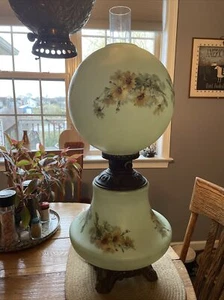 Antique beautiful gone with the wind style green with daisies lamp old ornate - Picture 1 of 16