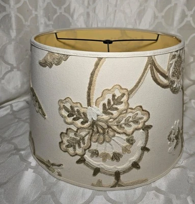 Abajur Crewel bordado creme cor neutra 15"x13"x9.75" celeiro de cerâmica - Imagem 1 de 4