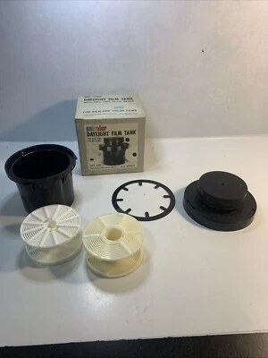 Tanque de desenvolvimento de filme plástico unicolor luz do dia com dois carretéis de filme 35mm CAT. 328 - Imagem 1 de 4