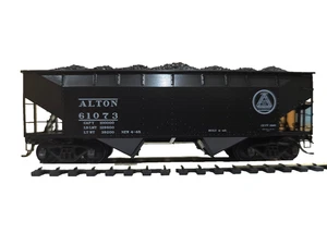 HO Scale Kadee Alton 50-Ton AAR Standard 2-Bay Offset-Side Open Hopper Car 61073 - Picture 1 of 3