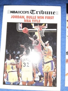 1991-92 NBA Hoops Tribune # 542 Michael Jordan Bulls gana primer título de la NBA ARRUGADO - Imagen 1 de 1