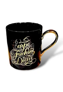 Taza Carpe Fu*king Diem, Juramento/Rudo/Divertido Calígrafo Negro y Dorado TOTALMENTE NUEVA - Imagen 1 de 7