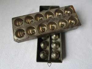 2 schöne alte Metall-Pralinenform für je 12 Pralinen je 21x8x3cm zus. 1300g - Picture 1 of 5