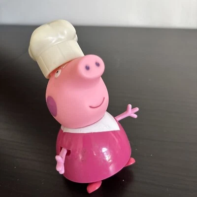 2003 Peppa Pig Mummy Pig 带厨师帽人偶 3 英寸 - 角色选项有限公司 - 罕见 — 第 1/4 张图片