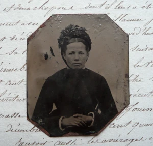 FERROTYPE Foto junge Frau mit Hut mit Trauben verziert.. 4,5 x 5 cm - Bild 1 von 4
