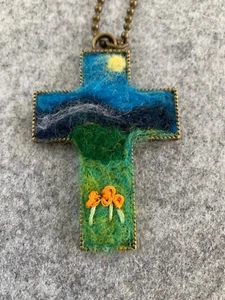 Nadelgefilzte Faserkunst Kreuz Halskette, Pastoralszene, Ostern, Made in USA, - Bild 1 von 3