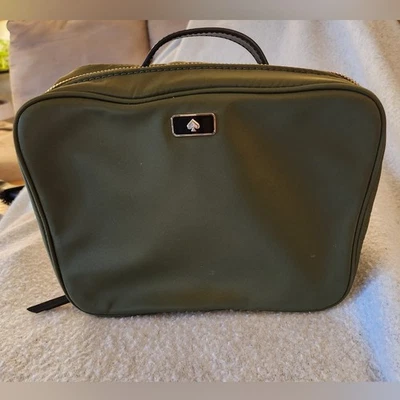 Bolsa de viagem Kate Spade maquiagem/banheiro, cor verde oliva - Imagem 1 de 4