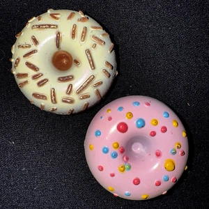 2 imanes de nevera vintage "Dunkin Donuts" glaseado de vainilla y fresa con aspersiones - Imagen 1 de 3