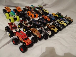 LOTE de 26 camiones Monster Jam Hot Wheels 16 de ellos basados en metal - LKNW JAMZ - Imagen 1 de 10