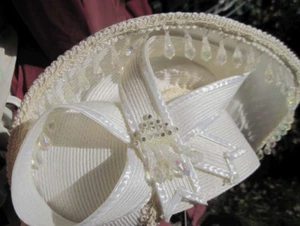 Cappello abito bianco formato fiocco cristalli penzolanti fantasia matrimonio domenica chiesa R.O.C. - Foto 1 di 12