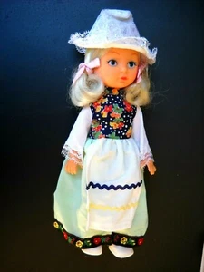 **VINTAGE DUTCH COSTUME DOLL 24cm HIGH IN VERY GOOD UNMARKEDCONDITION** - Picture 1 of 2