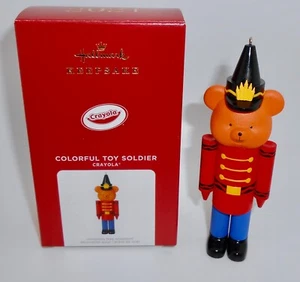 Hallmark Keepsake Adorno de Navidad 2021 JUGUETE COLORIDO SOLDADO Crayola H44 - Imagen 1 de 5