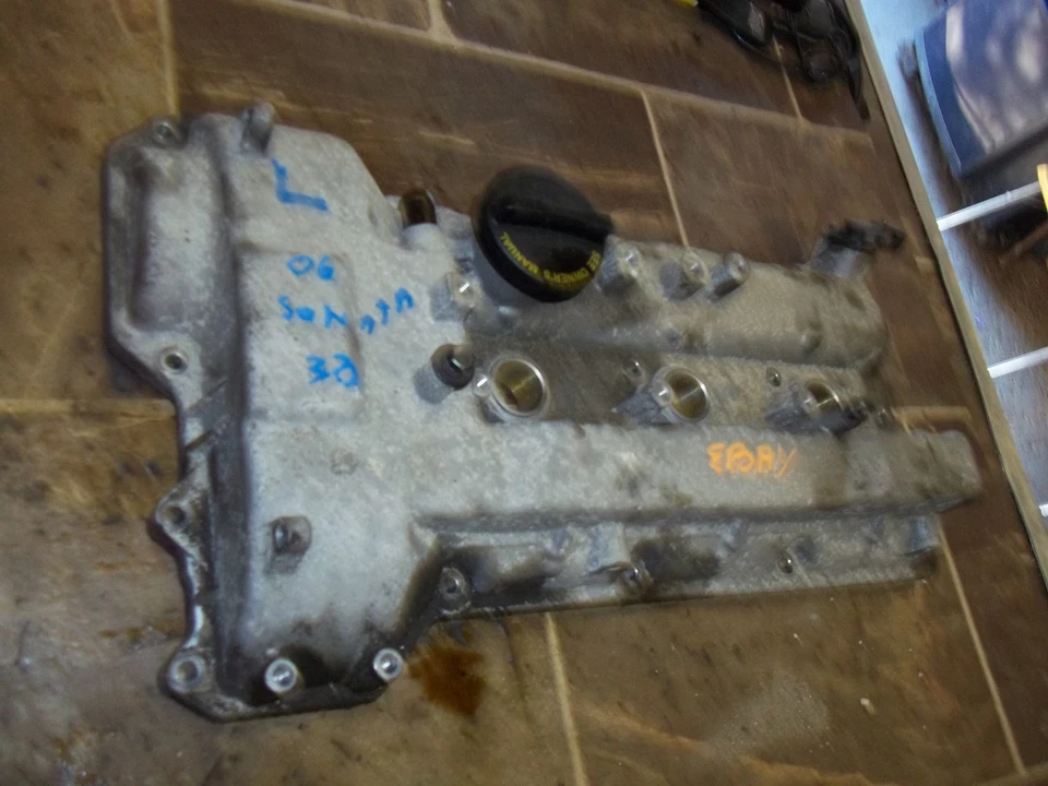 2004 05 06 Kia Amanti SEDONA SANTA FE SORENTO XG350 3.5L LEFT Front Valve Cover - Image 1 of 4
