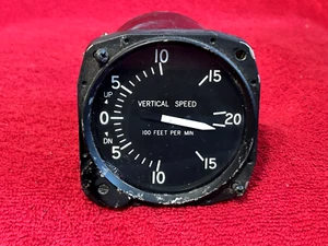 UNITED INSTRUMENTS VERTICAL SPEED INDICATOR P/N 7000-C32 CESSNA P/N C661080-0101 - Foto 1 di 7
