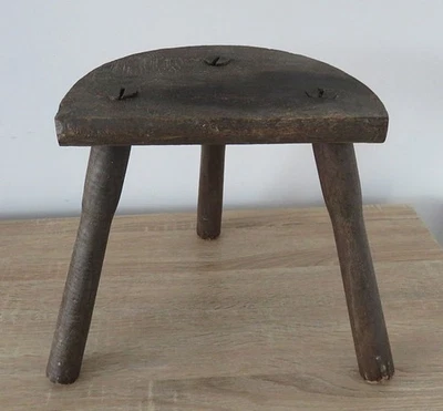 Lindo banquinho de ordenha vintage francês meia lua madeira rústica 3 pernas. - Imagem 1 de 4