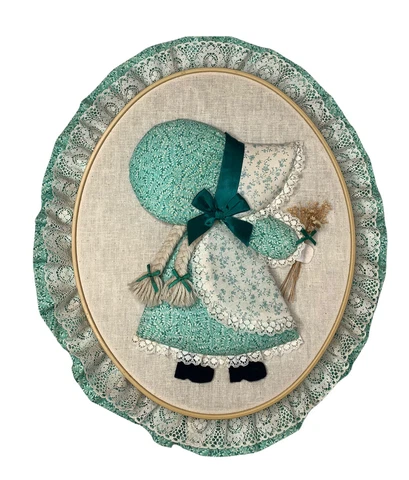 Vintage Retro Oval Framed 3D Girl in Bonnet with Dried Flowers Wall Hanging Boho Cover