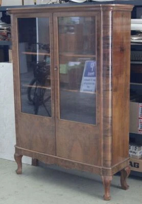 B5/ Vitrine bzw. alter Holz Schrank mit verglasten Türen - ca. 175x126x40 cm. H  - Bild 1 von 4