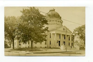 Foto postal Dedham MA RPPC, gente pequeña en los escalones del Palacio de Justicia - Imagen 1 de 2