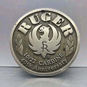 Ruger 10/22 Carabina 40° Anniversario 2" Metallo Portachiavi o Collana Ciondolo - Foto 1 di 5