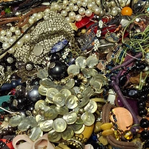 1kg Bulk Unsorted Costume Jewellery Mixed Tone Necklace Earrings Bracelet & More - Picture 1 of 7