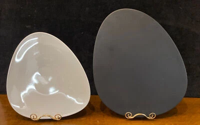 Plato de cena de porcelana blanca y mantel individual de melamina negra Alessi “Colombina”  Foto 1 de 4