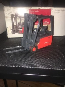 CONRAD MODELS - LINDE E12-20 ELECTRIC FORK LIFT TRUCK - 1/25 SCALE DIECAST MODEL - Picture 1 of 7