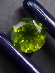 Neon green Peridot gemstone - faceted natural Chrysolite 4.35 CTS - Picture 1 of 10