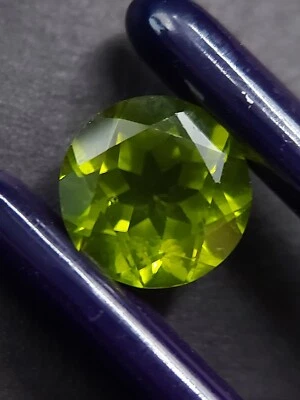 Neon green Peridot gemstone - faceted natural Chrysolite 4.35 CTS - Image 1 of 4
