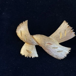 Broche prendedor vintage firmado por JJ cinta tono dorado metal texturizado - Imagen 1 de 3